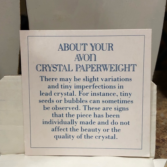 Vintage Avon Individually Made Crystal Snowflake Paperweight In Original Box - Picture 2 of 16